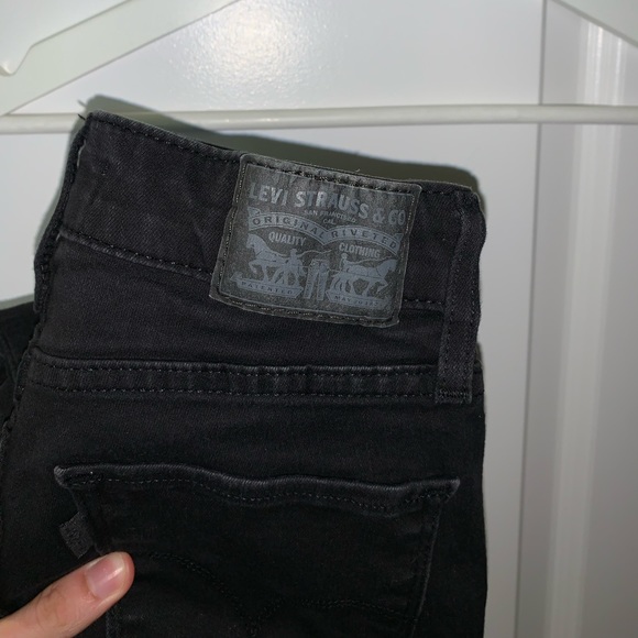 Black Levi Skinny Jean • Size 24 • - Picture 1 of 3